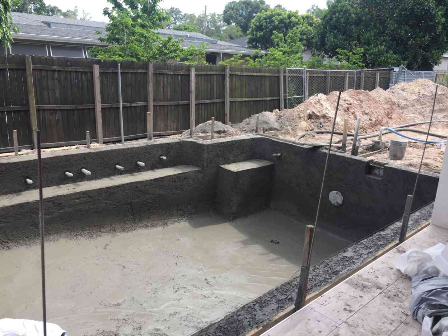 A cemented pool structure