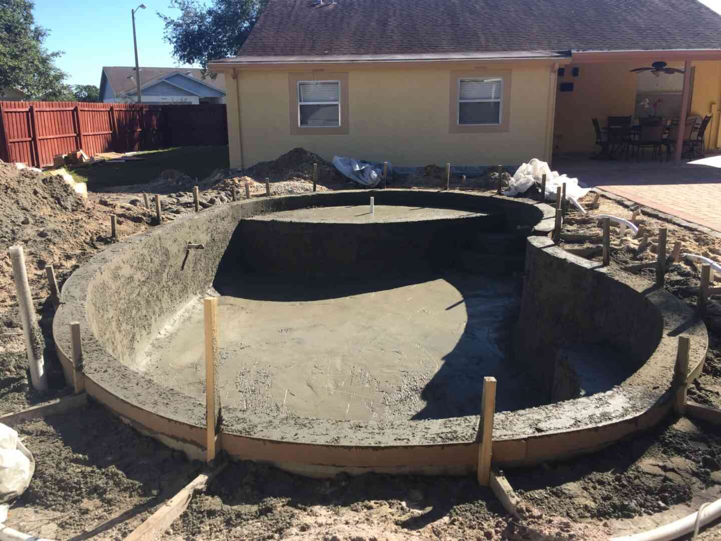 Pool structure being placed